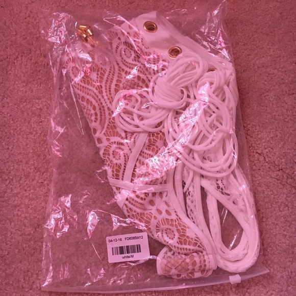 Aruba one-piece swimsuit - lace size medium - Picture 3 of 3